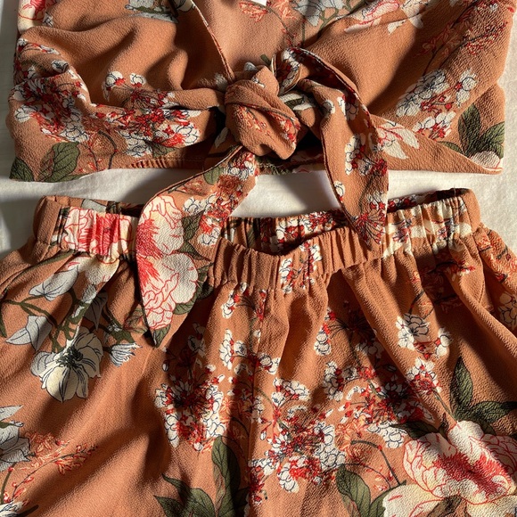 Matching set - Floral Front Knot Top & Shorts - Picture 4 of 6